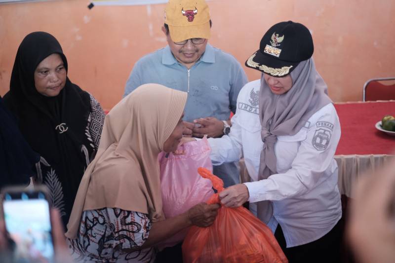 Muhammad Fauzi Salurkan Seribu Paket Sembako ke Korban Banjir di Luwu Utara