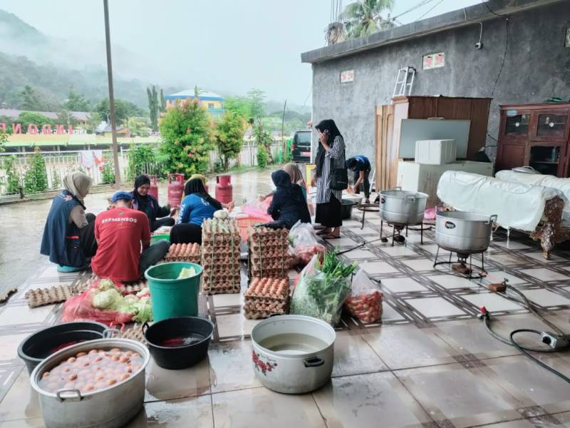 Pasca Bencana Banjir, Dinsos dan Baznas Enrekang Buka Dapur Umum 