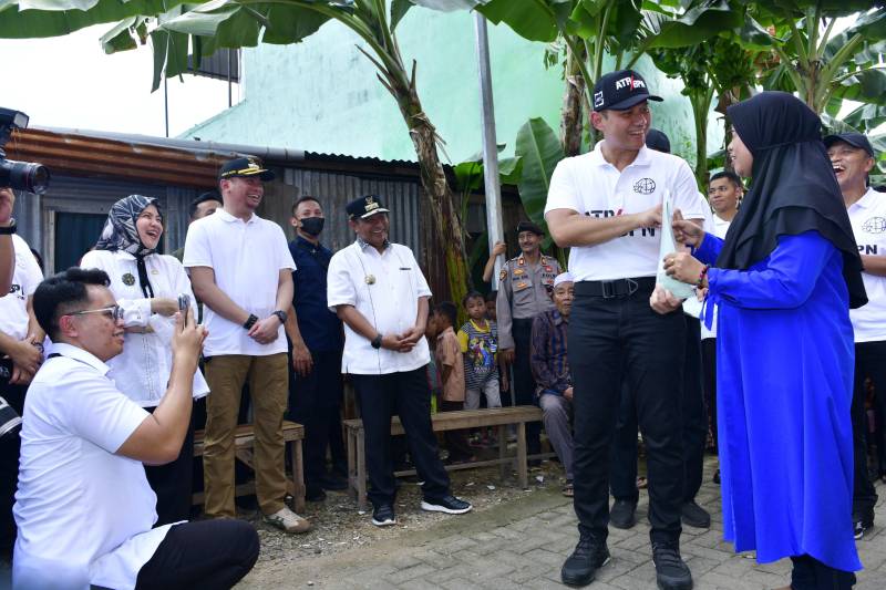 #Legislator Demokrat Aliyah Mustika Ilham Dampingi Menteri AHY Serahkan Sertifikat Tanah ke Warga Gowa Sulsel