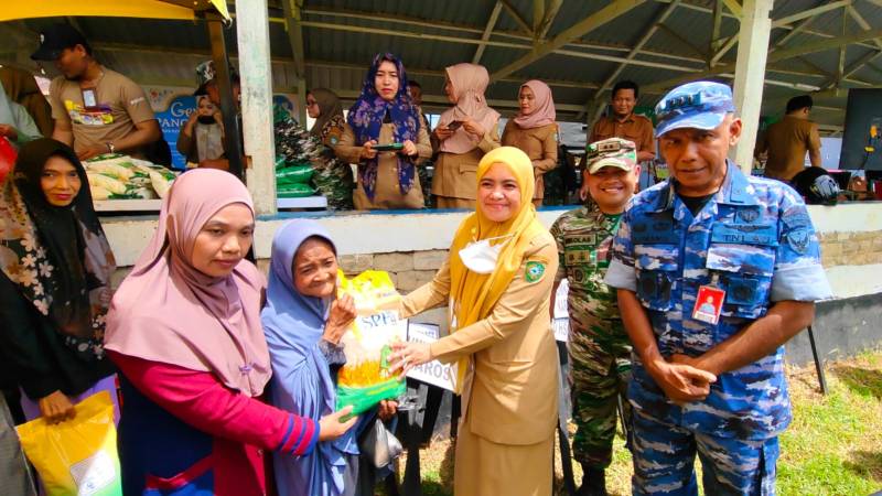 TNI Gelar Pasar Murah, 5 Ton Beras Ludes Diserbu Warga