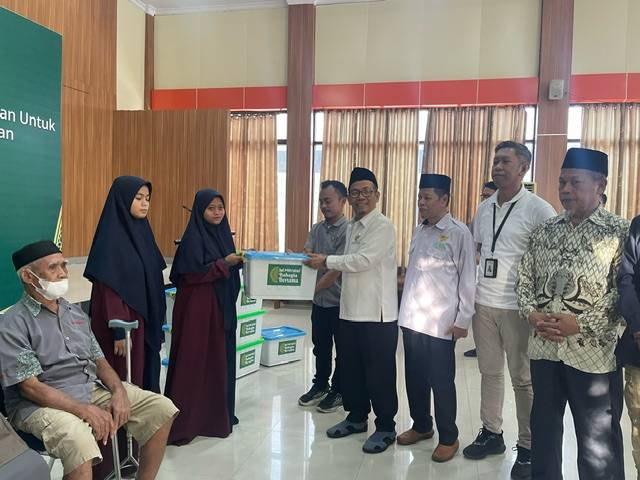 Kerjasama Mitratel, Baznas Maros Salurkan 131 Paket Ke Warga Penerima Manfaat