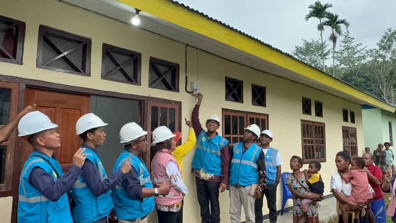 Tembus Akses Menantang, PLN Berhasil Listriki Lima Kampung Di Keerom, Papua
