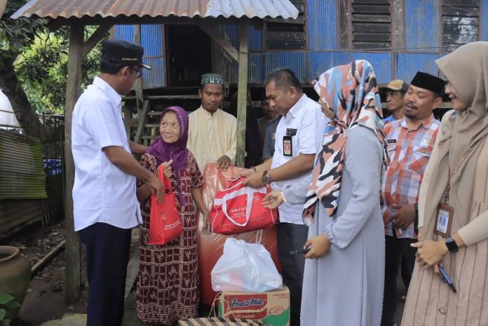 Pj Bupati Takalar Serahkan Bantuan Lansia di Lingkungan Tala Kelurahan Sombalabella