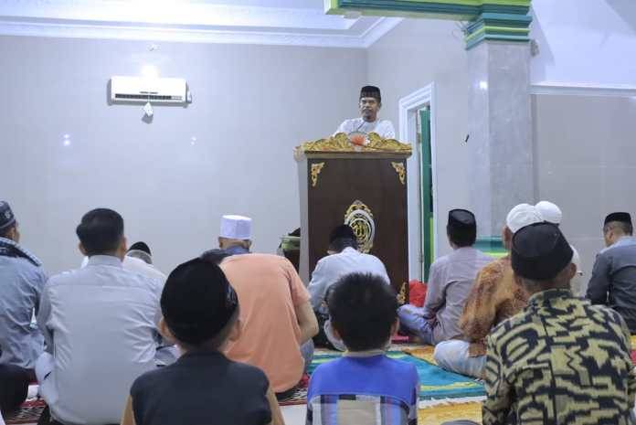 Kabag Prokopim Wakili Pj Bupati Takalar Serahkan Bantuan Karpet untuk Masjid Jami Al-Fauza Bajeng