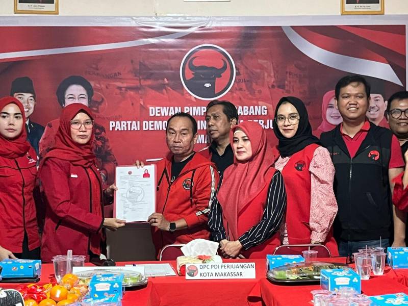 Srikandi Banteng Sulsel Kembalikan Formulir Pilkada Makassar