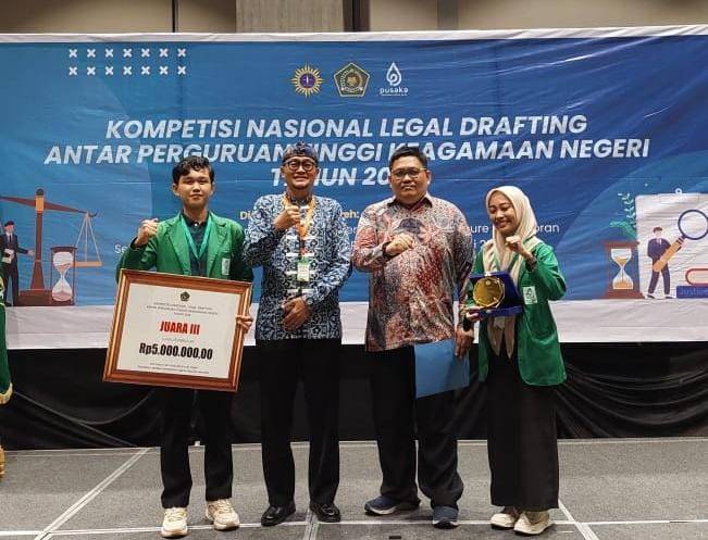 Tim Delegasi UIN Alauddin Sabet Juara 3 di Kompetisi Nasional Legal Drafting Antar PTKIN