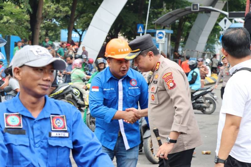 Dengan Humanis, Kapolres Pelabuhan Makassar Pimpin Pengamanan Unjuk Rasa May Day