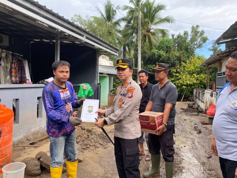 Kapolres Enrekang Kunjungi dan Beri Bantuan ke Warga Terdampak Banjir Bandang 