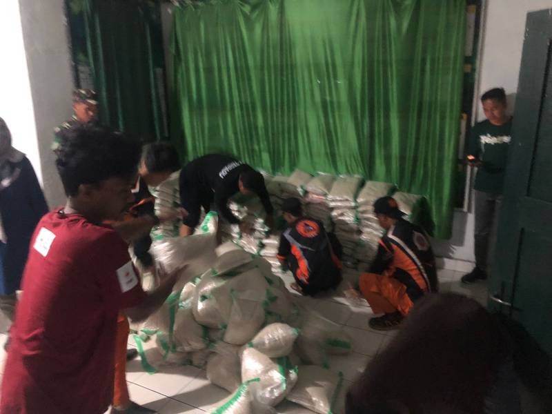 Pemkab Wajo Gelontorkan Bantuan Beras Untuk Korban Bencana Banjir dan Tanah Longsor