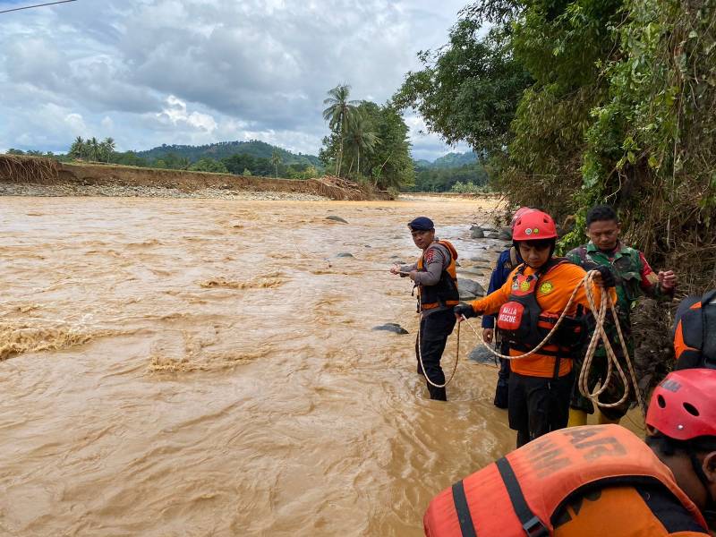 Kalla Rescue Terjun Langsung Evakuasi Korban Banjir Luwu