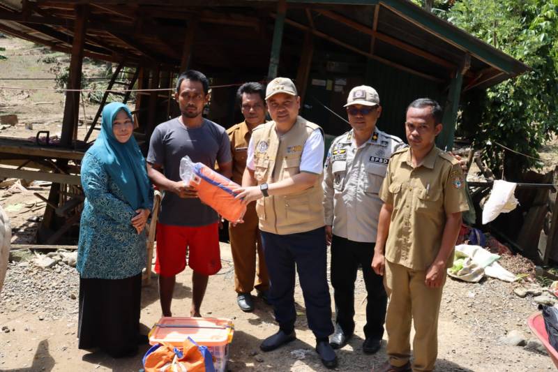 Kunjungi Warga Yang Rumahnya Roboh Terseret Banjir Bandang, Andi Bataralifu Semangati Warga