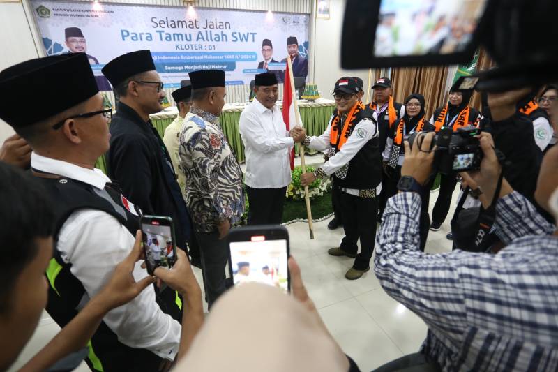 Pj Gubernur Sulsel Lepas Kloter 1, Tenaga Ahli Menag Sampaikan Tiga Pesan 