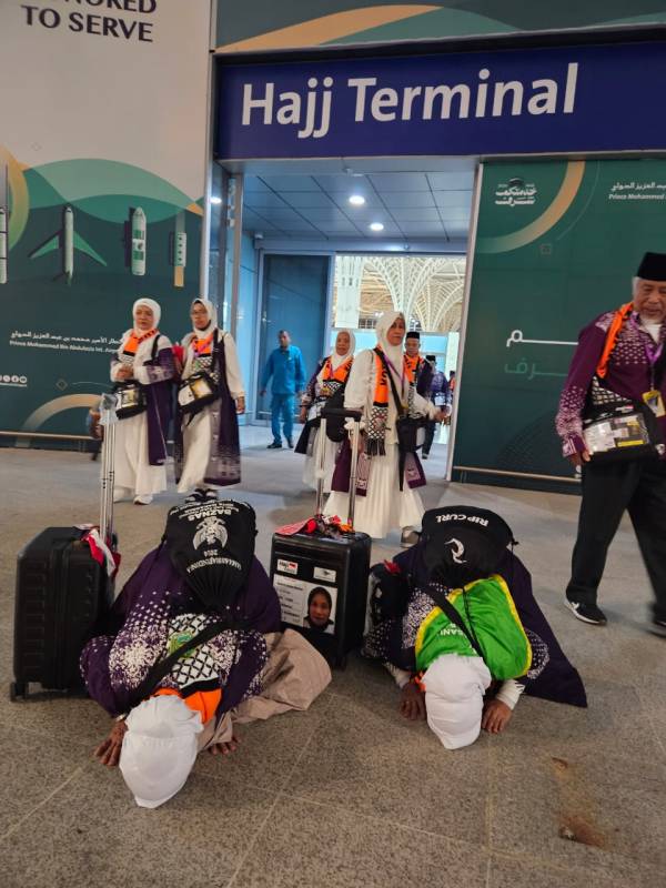 Kloter Pertama Embarkasi Makassar Injakkan Kaki di Madinah, Jemaah Sujud Syukur