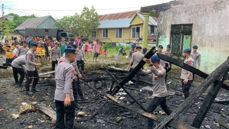 Wujud Kepedulian Terhadap Korban Kebakaran di Bajoe, Ini yang Dilakukan Brimob Bone 