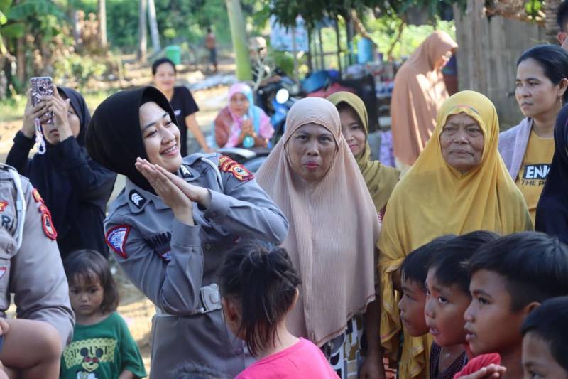 Tim Trauma Healing Polres Luwu Ajak Anak-anak Korban Bencana Bermain dan Bernyanyi