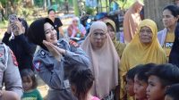Tim Trauma Healing Polres Luwu Ajak Anak-anak Korban Bencana Bermain Sambil Bernyanyi