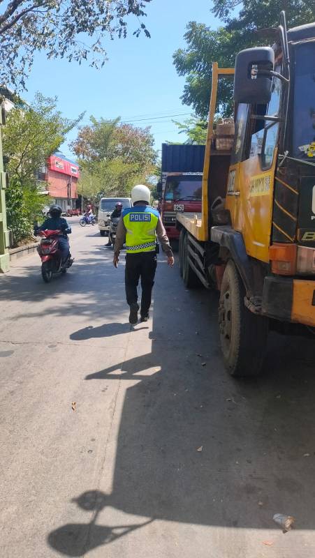 Respons Cepat, Unit Lantas Polsek Wajo Urai Kemacetan di Jalan Raya 