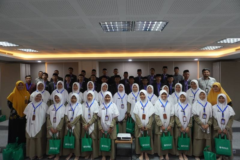 Kalla Institute Berbagi Pengalaman Perkuliahan dengan Pondok Pesantren Modern Al-Istiqamah Ngatabaru