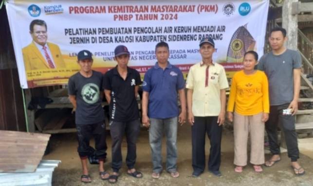 Dosen UNM melalui Program PKM Pelatihan Pengolah Air Keruh Menjadi Air Jernih di Desa Kalosi Sidrap
