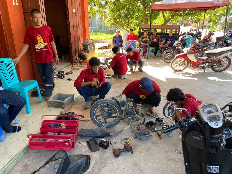 Pengabdi Terpadu UNM Membantu Masyarakat Polewali Mandar Sulawesi Barat dengan Pelatihan dan Servis Sepeda Motor