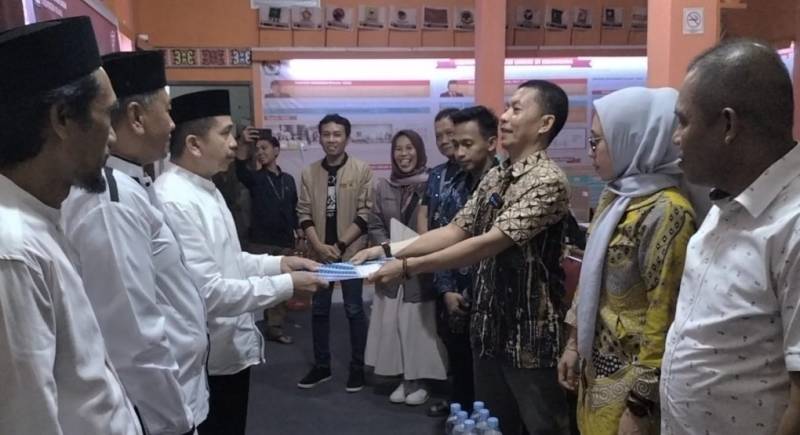 KPU Kolaka Terima Dokumen Paslon Perseorangan Wahyudin Alie-Sugiarto 