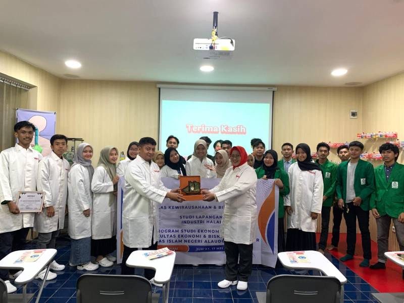 Mahasiswa Ekonomi Islam UIN Alauddin Kunjungan Industri Minuman Halal Yakult