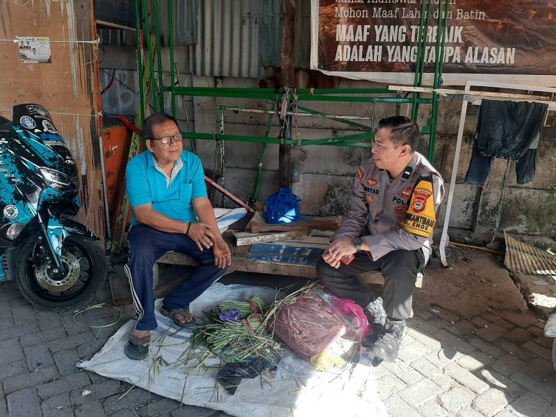 Cooling System Jelang Pilkada Serentak 2024, Bhabinkamtibmas Ende Jalin Keakraban Dengan Warga