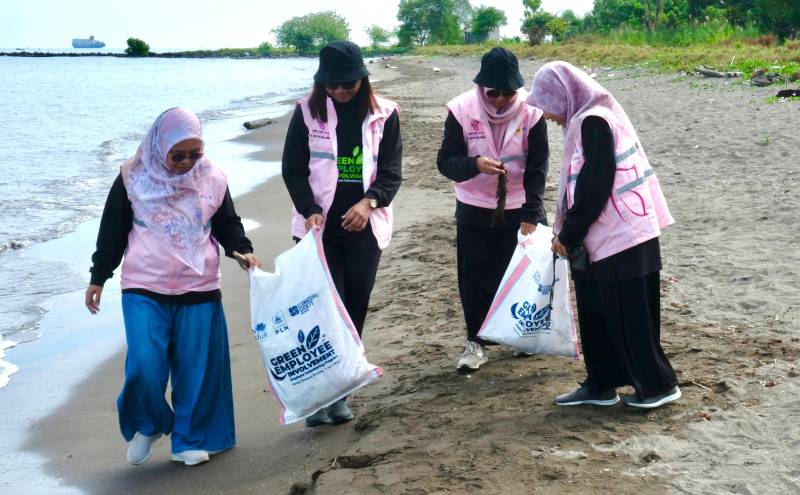 Bersih-bersih Pesisir PAntai, Inilah Aksi nyata Srikandi PLN Peringati Hari Lingkungan Hidup