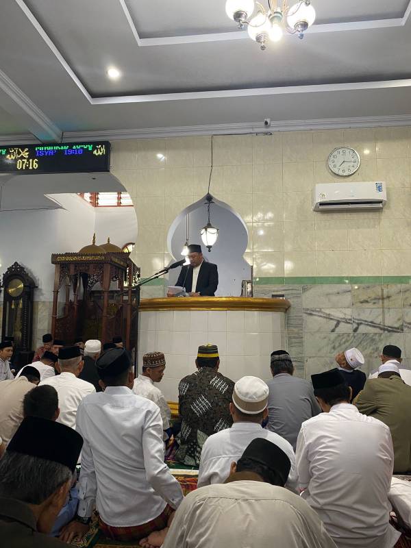 Muzayyin Arif Khatib di Masjid Agung Nujumul Ittihad Sinjai pada Idul Adha 1445 H/2024 M