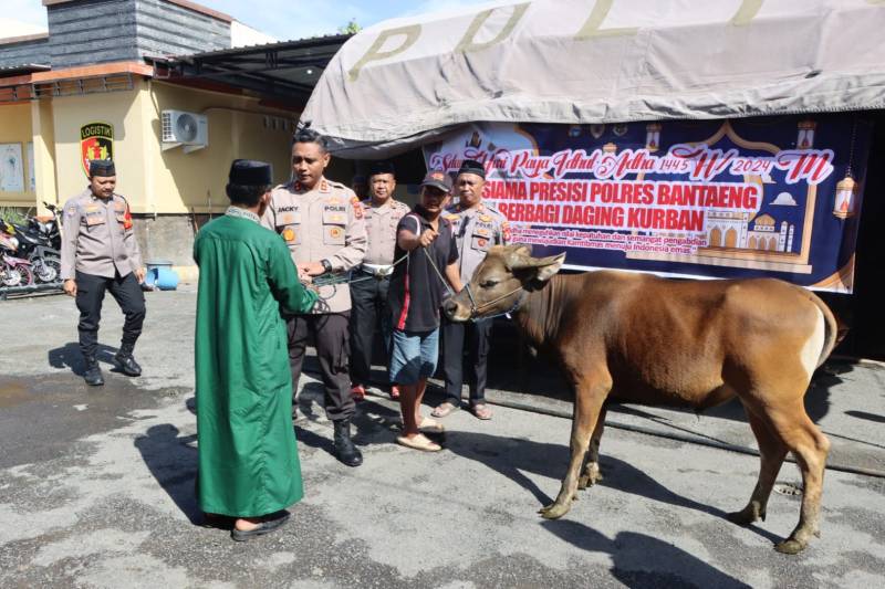 Polres Bantaeng Kurban 14 Ekor Sapi dan 1 Ekor Kambing