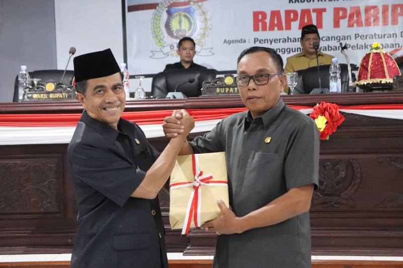 Wabup Saiful Arif Serahkan Ranperda Pertanggungjawaban APBD Tahun 2023