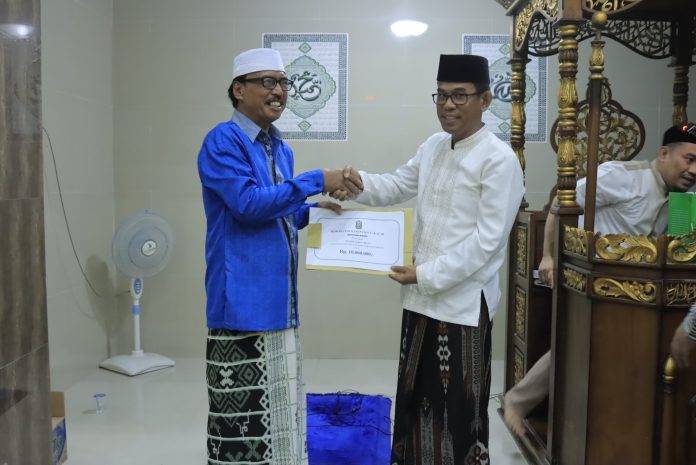 Safari Ramadhan, Pj Bupati Takalar Serahkan Bantuan dan Hadiah bagi Jamaah Khatam Al-Qur’an