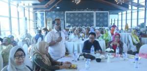 FOTO GALERI: Apiaty Amin Syam Saat Sosialisasi Tentang Perlindungan Anak di Hotel Aston