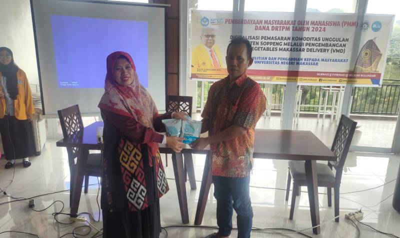 Mahasiswa KKN PPM UNM Edukasi Pemasaran Digital Melalui Vegetables Makassar Delivery di Desa Bulue