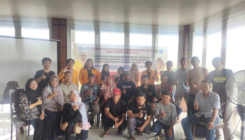 Mahasiswa KKN PPM UNM Edukasi Pemasaran Digital Melalui Vegetables Makassar Delivery di Desa Bulue