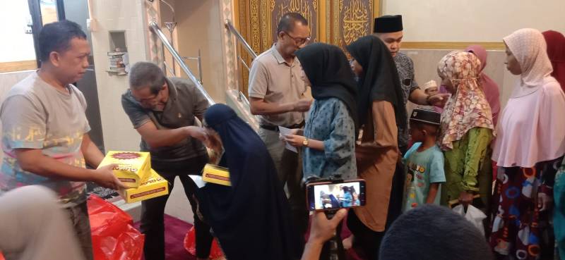 Masjid At-taubah Pasar Sentral Santuni 100 Anak Yatim Piatu di Hari Asyura