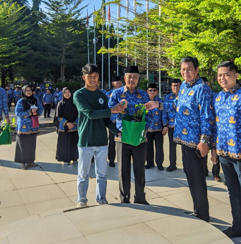 Gerakan Pemuda Tani Saintek UIN Alauddin Bagikan 2.000 Bibit Pohon 