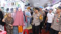 IMG-20240724-WA0118 Dekatkan Diri ke Masyarakat, AKBP Restu Wijayanto Sapa Pengunjung dan Pedagang Pasar