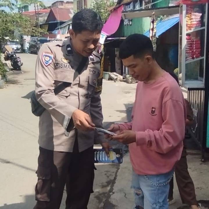 Bhabinkamtibmas Cambayya Sebar Brosur Imbauan Kamtibmas jelang Pilkada Serentak 2024