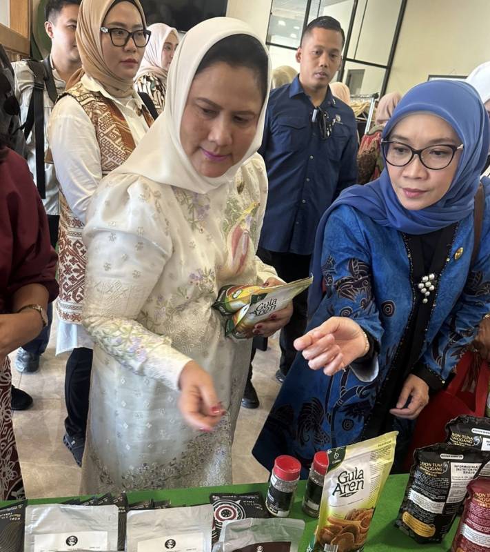 Transit di Sulsel, Ibu Negara Iriana Jokowi Lihat Pameran Produk Kerajinan UMKM