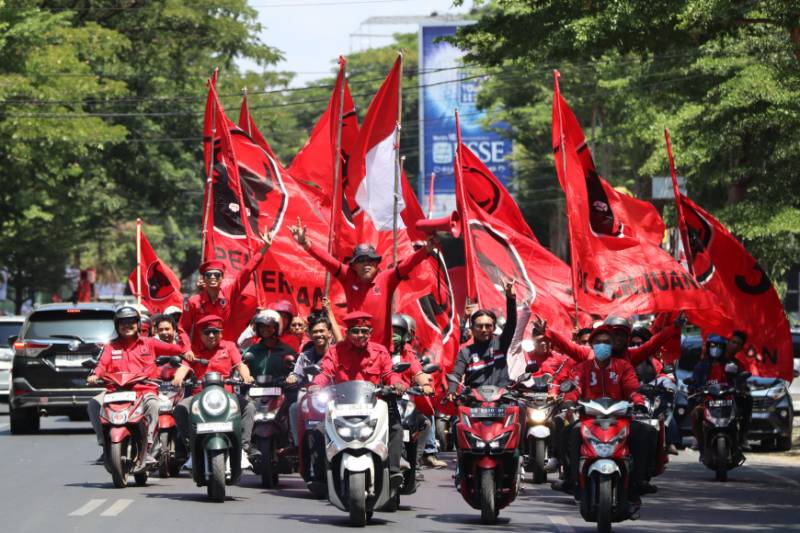Kader PDI Perjuangan Makassar Tumpah Ruah Antar Pasangan IniMi DiA ke KPU
