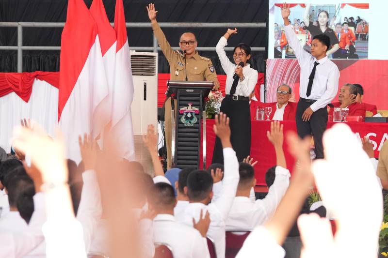 Pj Gubernur Motivasi Mahasiswa Baru Unhas, Ingatkan Jangan Pernah Menyerah