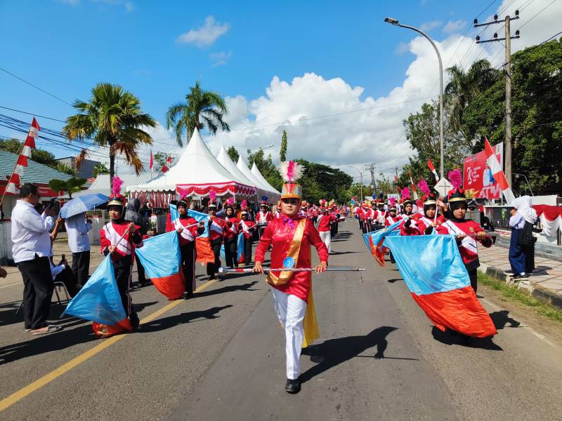 Ribuan Pasang Mata Saksikan Lomba Drum Band Tingkat SD dan SMP