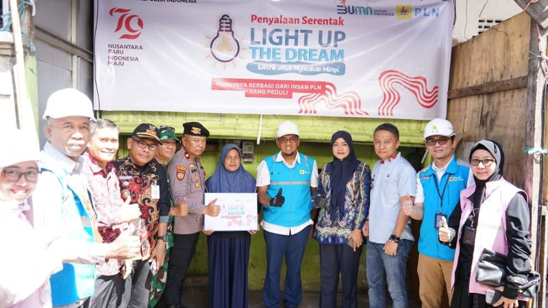 Sambut Hari Kemerdekaan, PLN Sambung Listrik Gratis untuk 326 Keluarga Prasejahtera Dari Donasi Pegawai di Sulselrabar