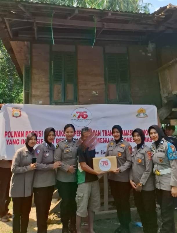 HUT Polwan RI, Jajaran Polwan Polres Enrekang Bagikan Paket Sembako Kepada Masyarakat Kurang Mampu 