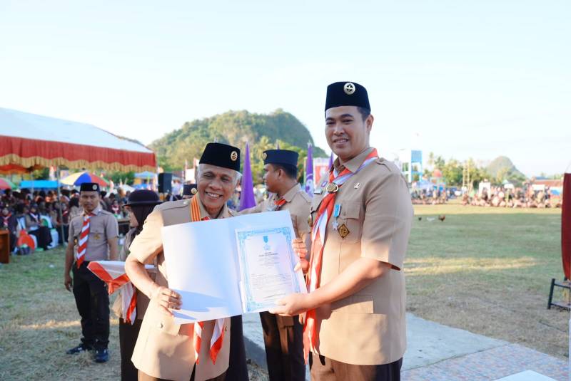 Bupati MYL Terima Penghargaan Pancawarsa Pramuka