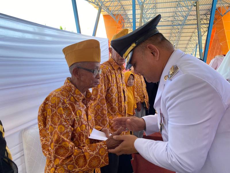 Sebagai Bentuk Apresiasi Atas Jasa Mereka, PJ Bupati Santuni Para Veteran