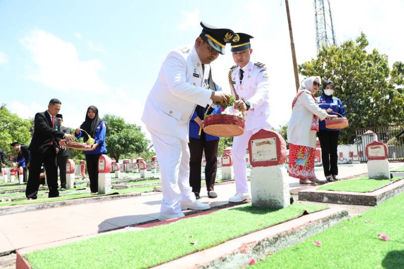 Refleksi Semangat Kemerdekaan, Pj. Bupati Bantaeng Bersama Forkopimda Tabur Bunga di TMP Sasayya