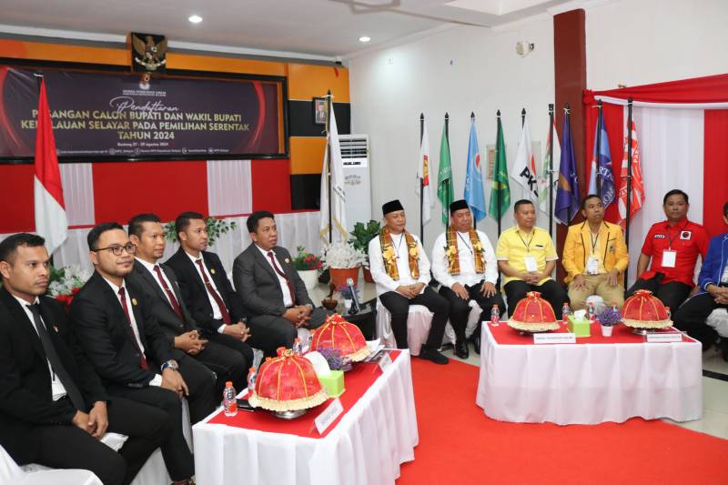 Diiringi Restu Orang Tua Natsir Ali - Muhtar Daftar di KPU Selayar