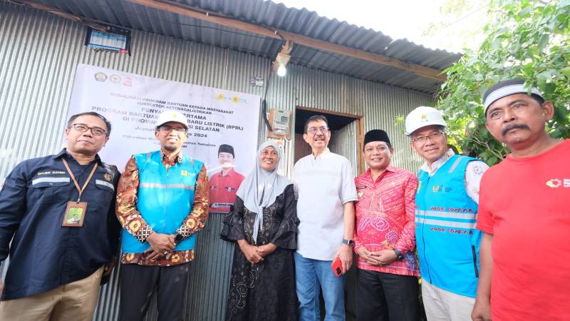 Bukti Negara Hadir, 145 Warga Prasejahtera di Makassar Dapat Sambungan Listrik PLN Gratis